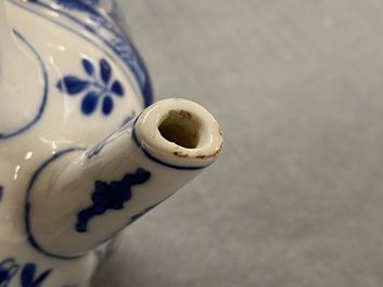 Een geribde Chinese blauw-witte theepot met deksel, Kangxi